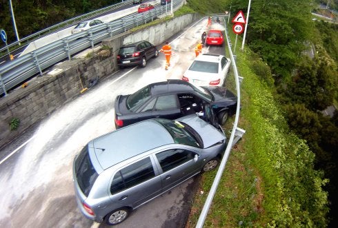 Un accidente sin heridos graves y en el que se vieron implicados varios vehículos.:: luis calabor