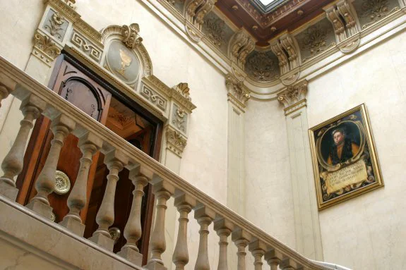 Interior del Colegio de Farmacéuticos, con un cuadro de la reina María de Aragón y Sicilia. :: lp