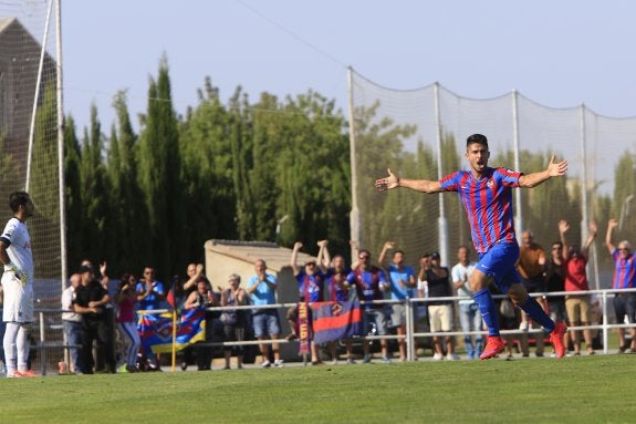 Juan Delgado celebra el primer gol ayer en Buñol. :: m. molines

