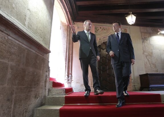 Fabra dio ayer el testigo  a su sucesor en el Palau de la Generalitat.  :: txema rodríguez