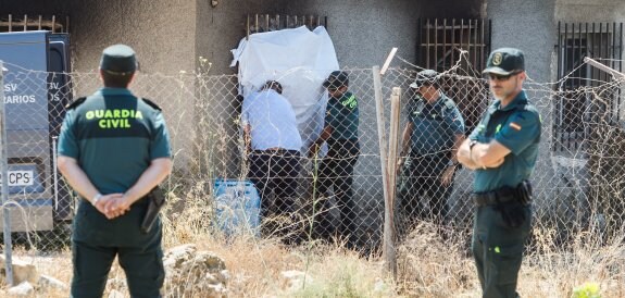 Guardias civiles inspeccionan los alrededores de la casa de campo en la que aparecieron los cuerpos. :: Álex Domínguez
