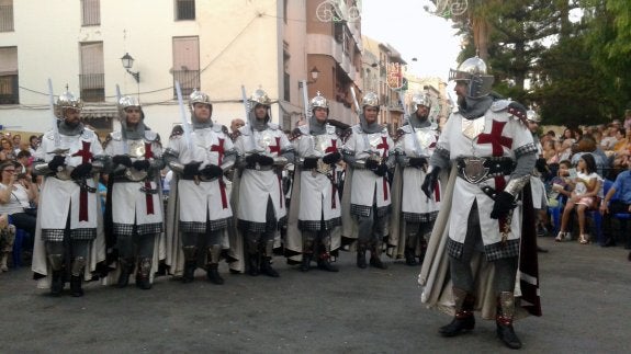 Varios instantes de las filaes que deslumbraron a su paso por las calles de Benissa 