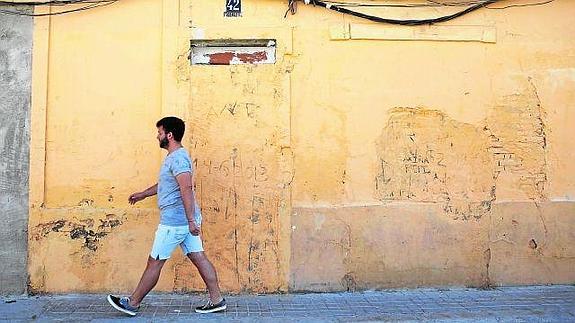 Un joven pasa por una de las calles afectadas por el plan del Cabanyal.