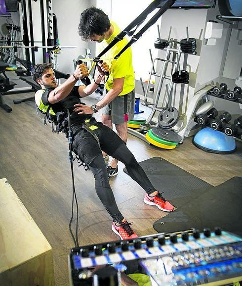 Ejercicios de electroestimulación en un gimnasio de Madrid.