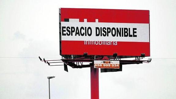 Valla publicitaria de Llanera tras el concurso de la promotora.