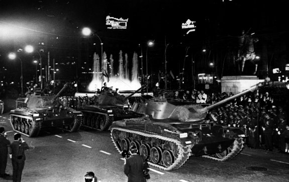 Tanques de guerra en el centro de Valencia