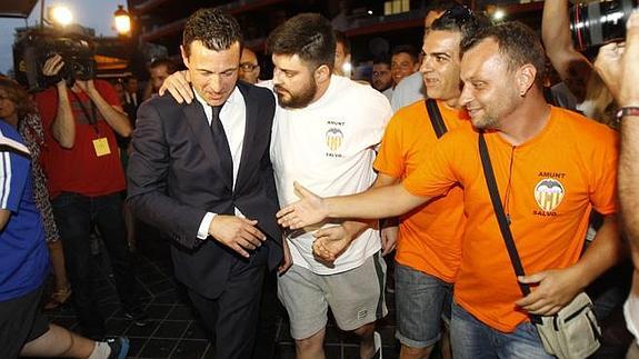 Varios aficionados saludan a Salvo a su salida de Mestalla.