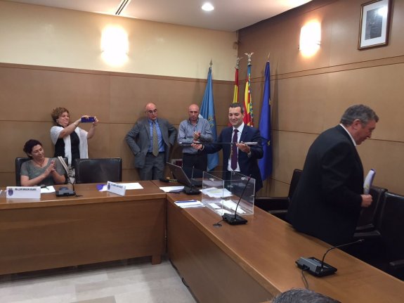 El alcalde de Tavernes, Jordi Juan, sostiene la vara de mando en el pleno de investidura. :: c. g.