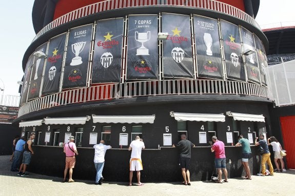 Aficionados, ayer en las taquillas de Mestalla.