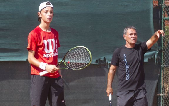 Carlos Gimeno, junto a su entrenador. :: damián torres