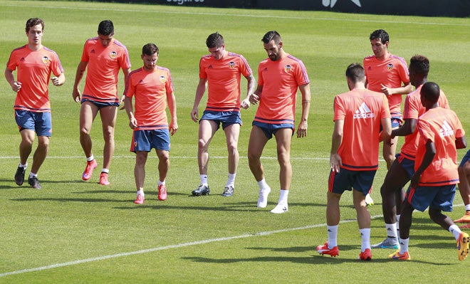 Los jugadores del Valencia entrenando en la Ciudad Deportiva.