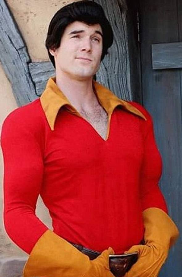 Devon Staples caracterizado como Gastón.