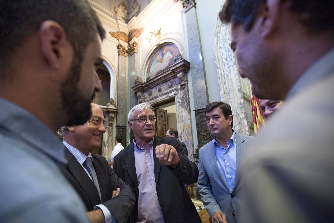 El alcalde conversa con los portavoces en el pleno de hoy.