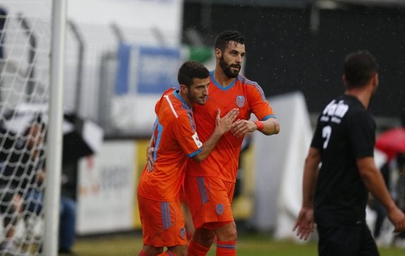 Gayà y Negredo celebran uno de los tres goles conseguidos por el Valencia en la primera mitad; ambos lograron perforar la portería del modesto Wiener austríaco. 