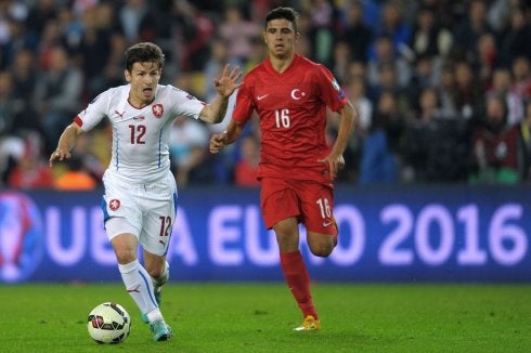 Tufan, a la derecha, en un partido entre Turquía y la República Checa.