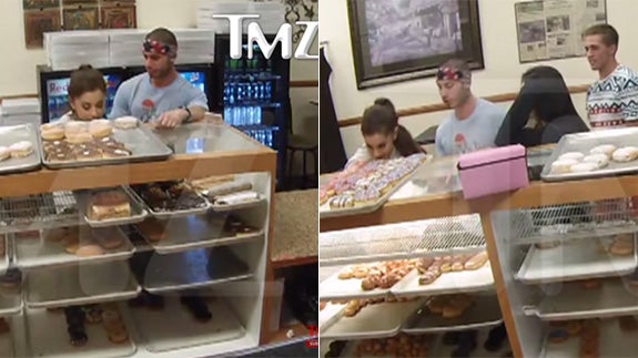 Ariana Grande, pillada lamiendo donuts de un mostrador