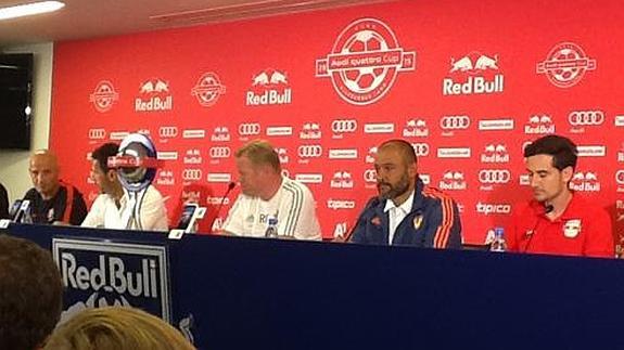 Nuno, junto con Ronald Koeman, en la rueda de prensa en Salzburgo.