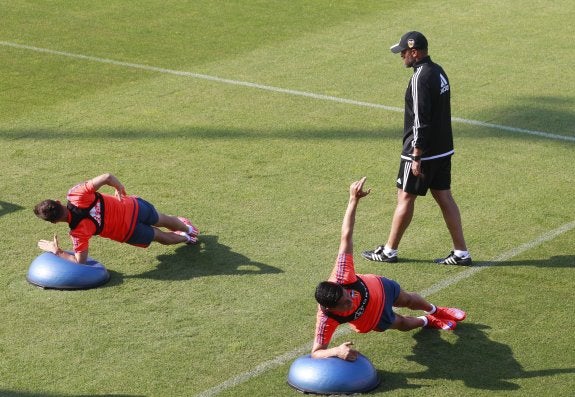 Nuno observa ayer sobre el césped a sus jugadores haciendo abdominales. 