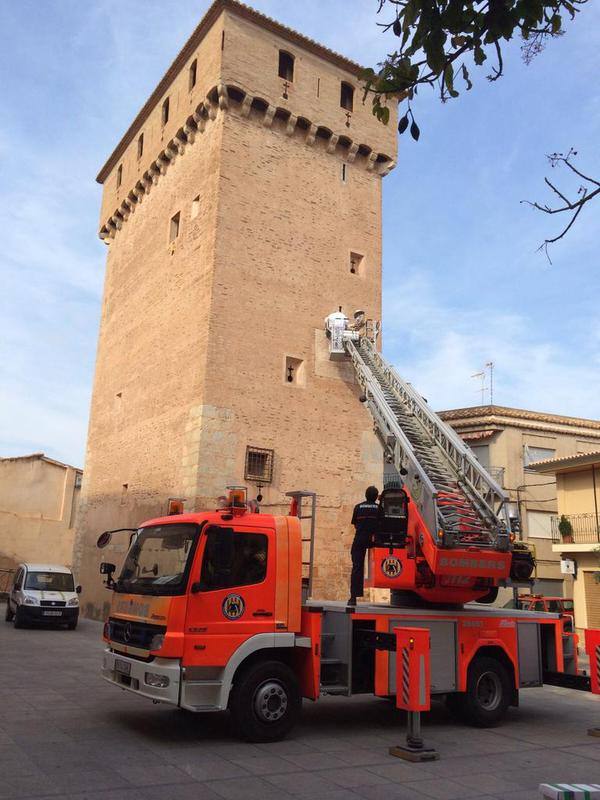 Retiran una colmena de la torre mudéjar de Benavites