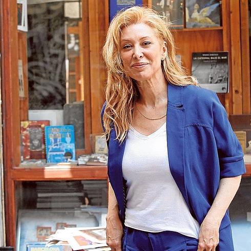 Teresa Viejo, frente a una librería de Valencia.