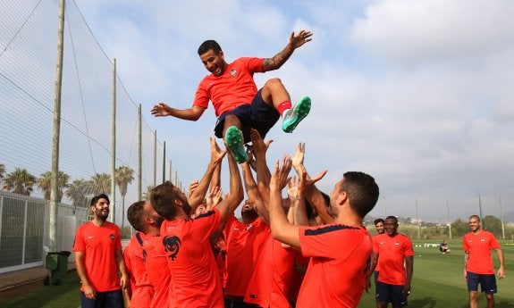 Rubén García, manteado ayer en Oliva por su 22º cumpleaños.