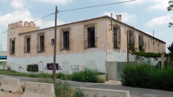 La fachada completamente deteriorada de la Alquería de la Torre en Valencia.