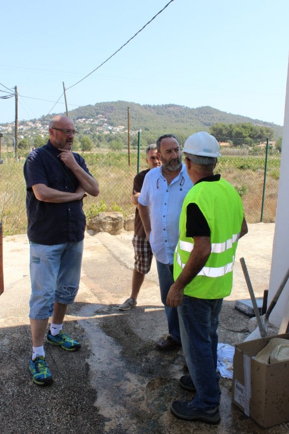 El alcalde de Benitatxell, Josep Antoni Femnia, y técnicos de la empresa híidrica en los trabajos para buscar más recursos. :: lp
