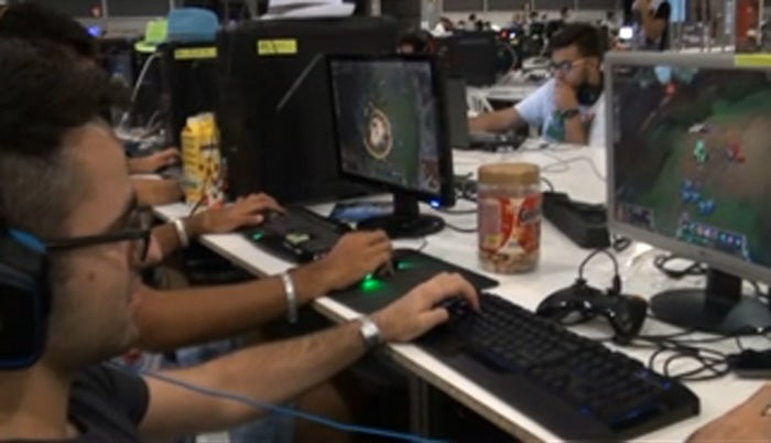 Los 'gamers' invaden Feria Valencia