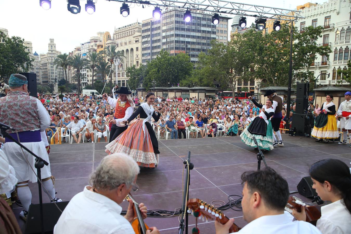 Miles de valencianos salen a la calle en La Gran Nit de Juliol