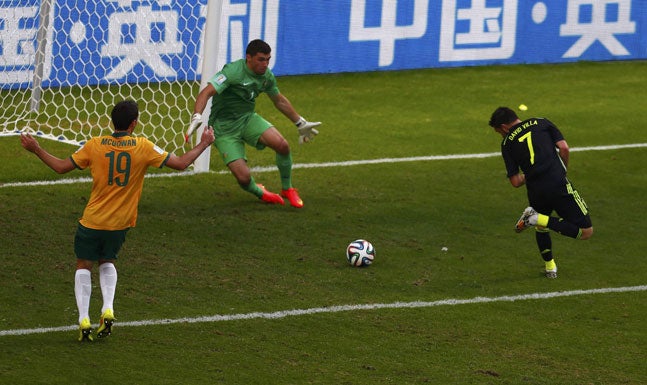 Mathew Ryan intenta atajar el taconazo de Villa durante el Mundial de 2014 que acabó en gol.