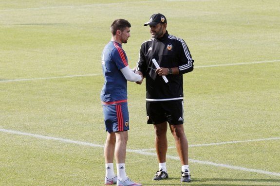 Nuno saluda a Matt Ryan  antes de que el meta iniciase ayer su primer entrenamiento  en Paterna. :: irene marsilla