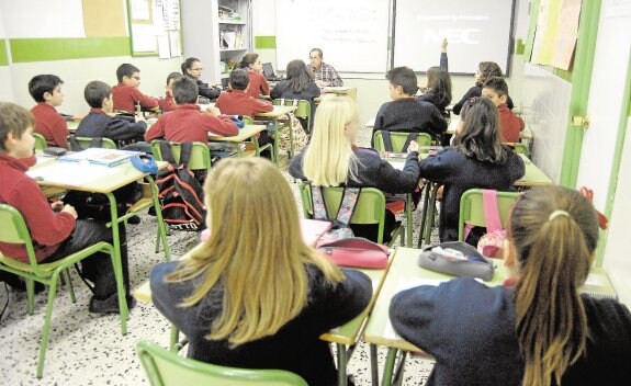 Un grupo de alumnos asiste a clase en un colegio de Alicante. :: dani madrigal