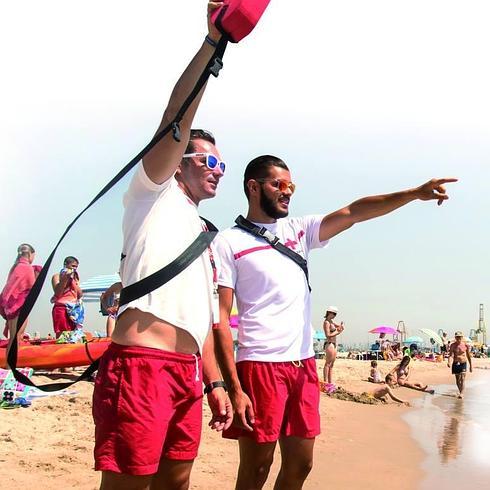 José Tolosa y Carlos Ronda, dos socorristas que trabajan en la playa de Pinedo.