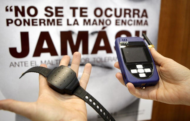 Pulsera y dispositivo de vigilancia para los maltratadores.