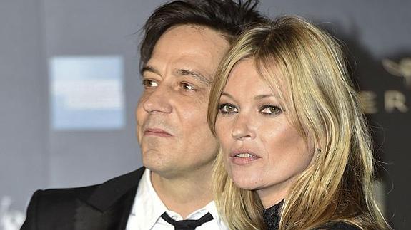 La modelo británica Kate Moss y su marido Jamie Hince, a su llegada a la exposición de Alexander McQueen en Londres.