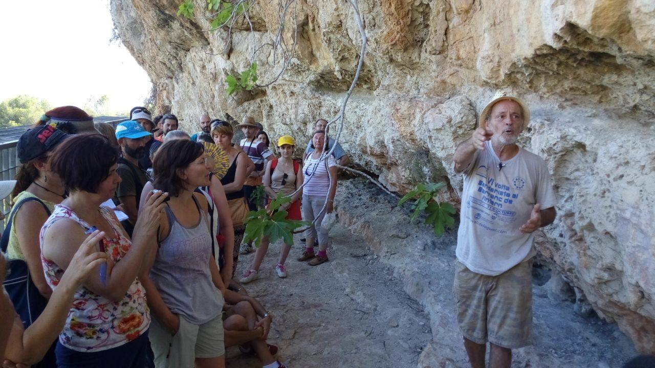 Imagen de una excursión del curso 'El arte rupestre en la Marina. La Cova del Compte de Pedreguer'.