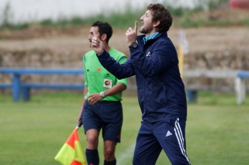 Mista gesticula en la banda en uno de los partidos como técnico de sesiones AFE.