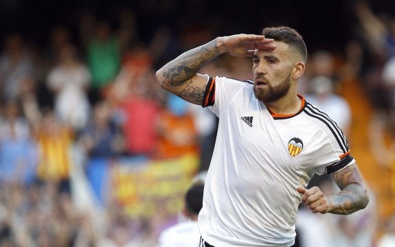 Otamendi celebra su gol ante el Celta en Mestalla.