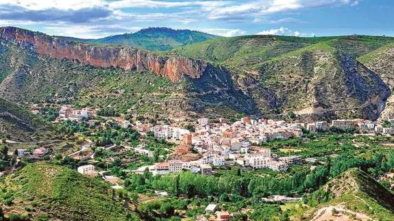 Sot de Chera. Vistas panorámicas del Valle de la Alegría, donde está asentado el municipio.