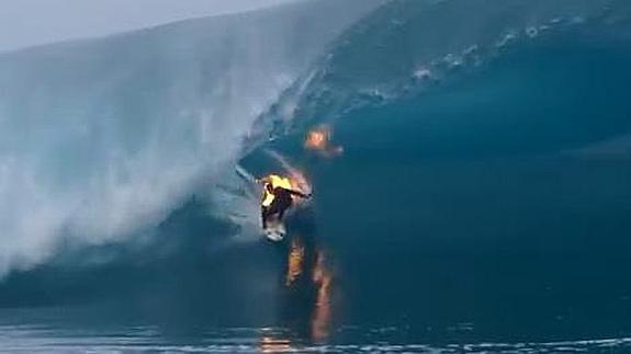Jaime O'Brien surfeando envuelto en llamas.