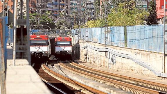Dos trenes circulan por el túnel de Serrería.