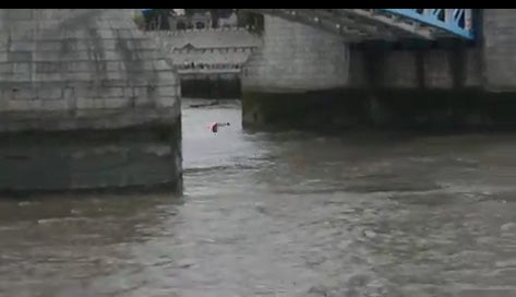 Un joven salta desde la London Tower al agua y casi se ahoga.