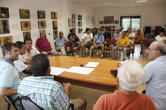 El presidente de la Comunidad de Regantes del riu Girona, Antonio Carrió, durante su intervención en la asamblea de Ondara. :: tino calvo