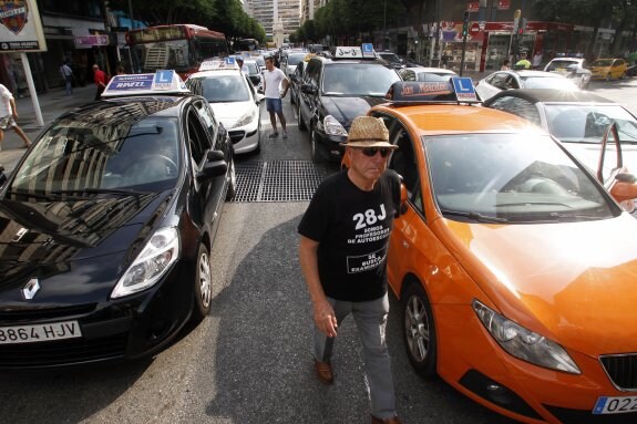 Un momento del colapso que provocaron las autoescuelas durante la protesta. :: irene marsilla