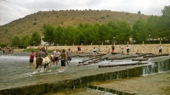 Participantes en la 'maerà', ayer en el azud de Antella. :: Associació cultural de maeros del Xúquer 