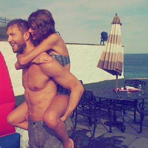Taylor Swift y Calvin Harris en la playa.