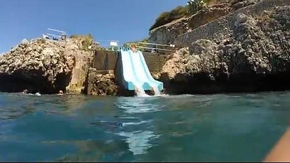 Uno de los once toboganes situados en el Hotel Citta del Mare al borde de un acantilado en Palermo, Italia.
