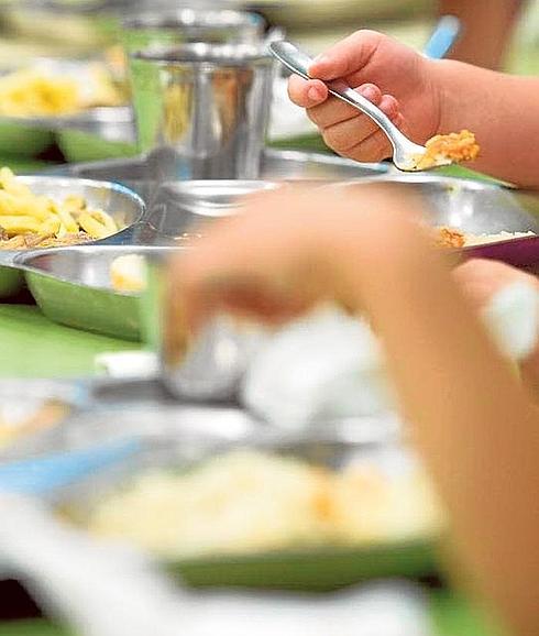 Un momento de la comida en un colegio alicantino.