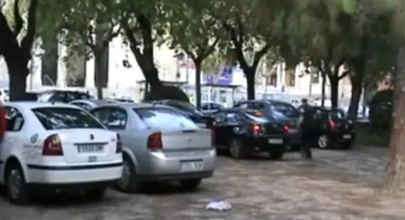 Coches aparcados ilegalmente durante un partido en Mestalla.