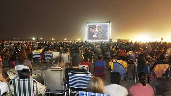 Cine en una de las playas de Valencia.